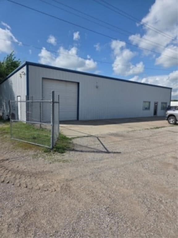 MAY 3 @ 1PM CST ONLINE BIDDING ONLY